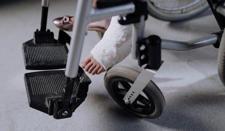 Jane-Fonda-Tekerlekli-Sandalye-Ile-Goruntulendi-Saglik-Durumu-Merak-Konusu-featured