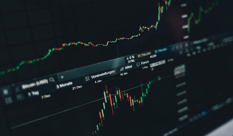 Altin-Haftaya-Sert-Dususle-Basladi-Kuresel-Faiz-Beklentileri-Fiyatlari-Vurdu-featured